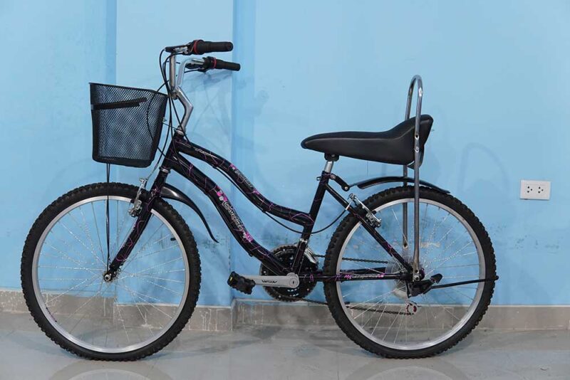 bicicleta aro 24 con asiento largo y canasta negra