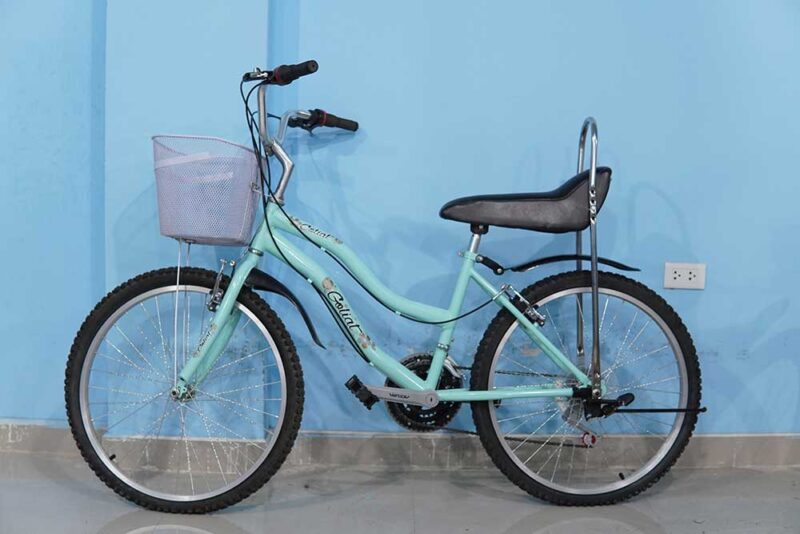 bicicleta aro 24 con asiento largo y canasta verde agua