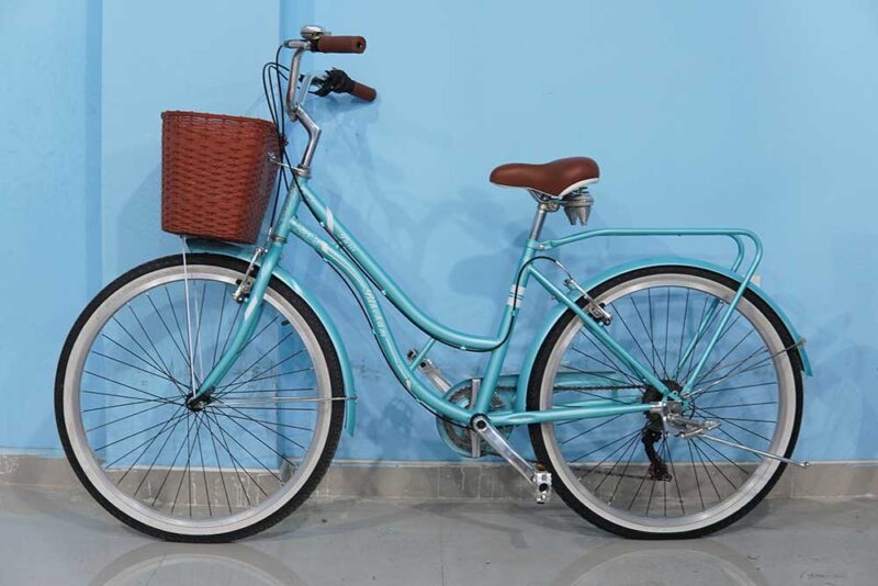 bicicleta aro 26 con caída y canasta celeste